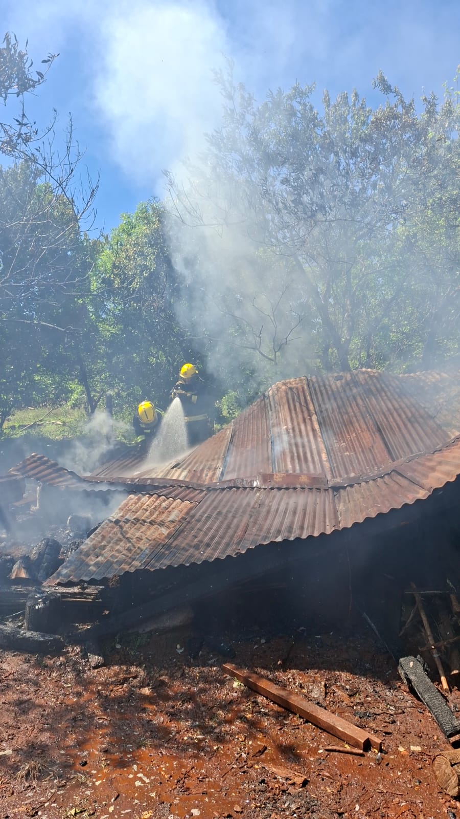 Un horno de barro originó un incendio que destruyó un galpón en Eldorado 2